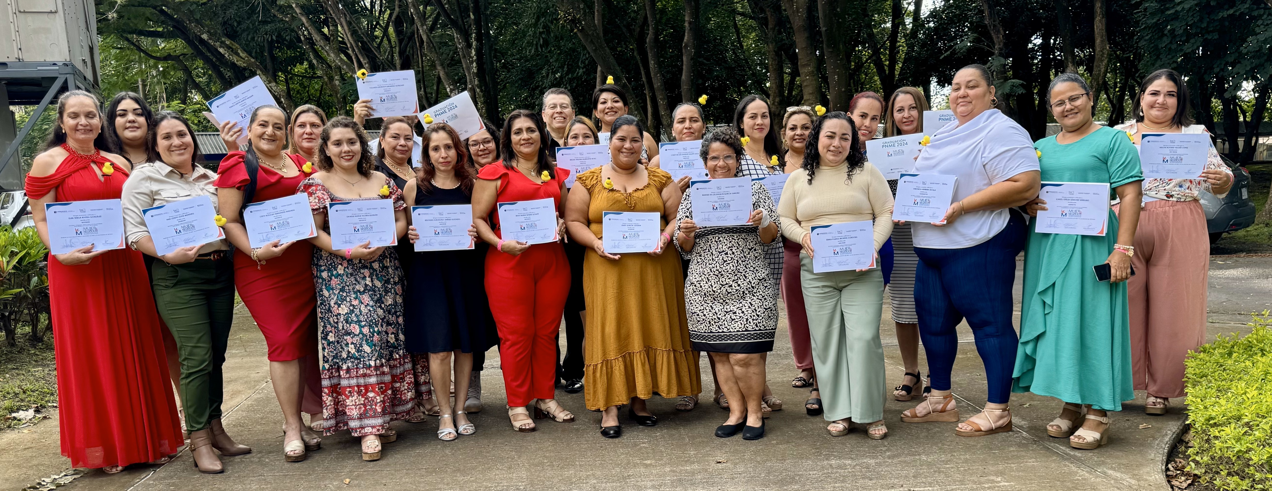 Gruo de mujeres que se graduaron del Programa Mujer y Negocios 2024