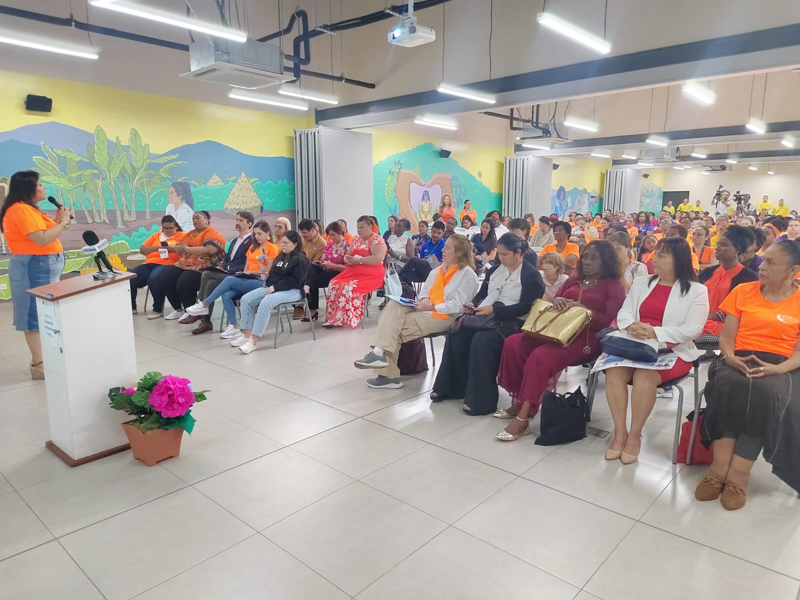 Mujeres lideresas participando de la actividad que conmemora el día nacional e internacional para la eliminación de la violencia contra las mujeres