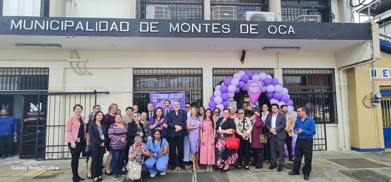 Ministra de la Mujer, Cindy Quesada Hernández y el Alcalde de Montes de Oca, Domingo Argüello, junto con usuarias y trabajadoras de la Municipalidad de Montes de Oca en el anuncio del Espacio Seguro para las Mujeres